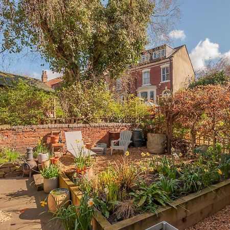 Pass The Keys Wonky Cottage With Amazing Garden ลีดส์ ภายนอก รูปภาพ