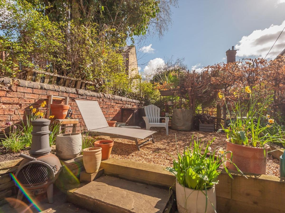 Pass The Keys Wonky Cottage With Amazing Garden ลีดส์ ภายนอก รูปภาพ