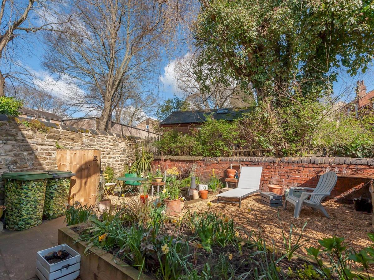 Pass The Keys Wonky Cottage With Amazing Garden ลีดส์ ภายนอก รูปภาพ